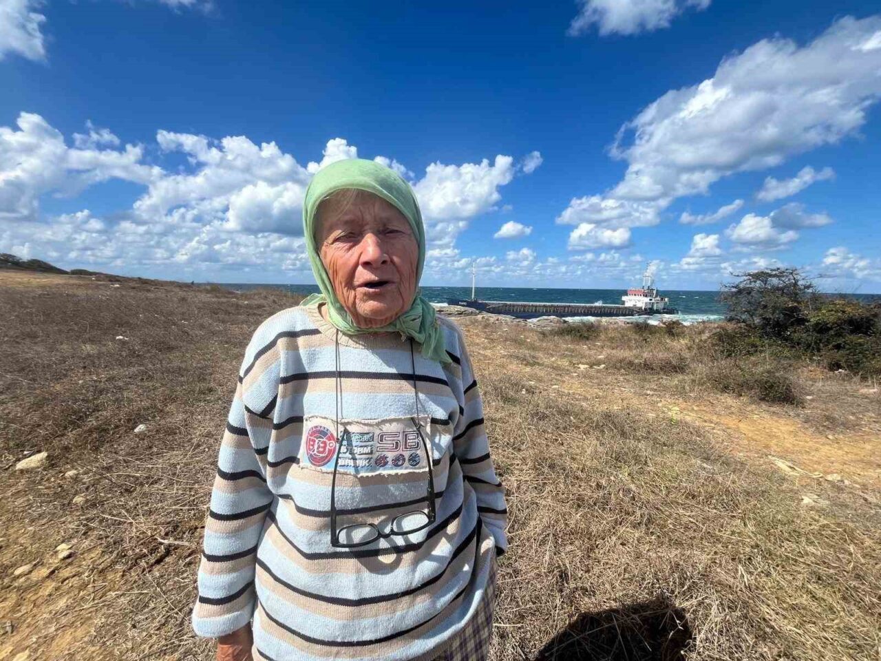 Kocaeli’nin Kandıra ilçesinde karaya oturan dev yük gemisini sabah namazına