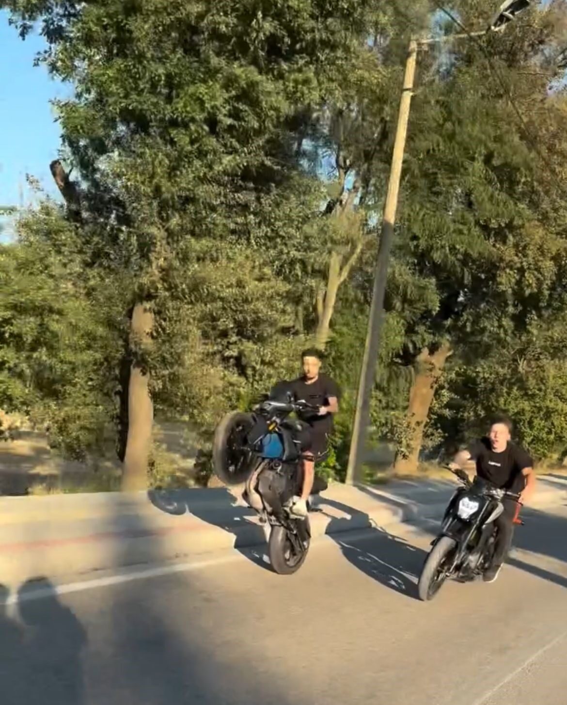 Bursa’da plakasız motosikletle tek teker üzerinde ilerleyip trafiği tehlikeye düşüren