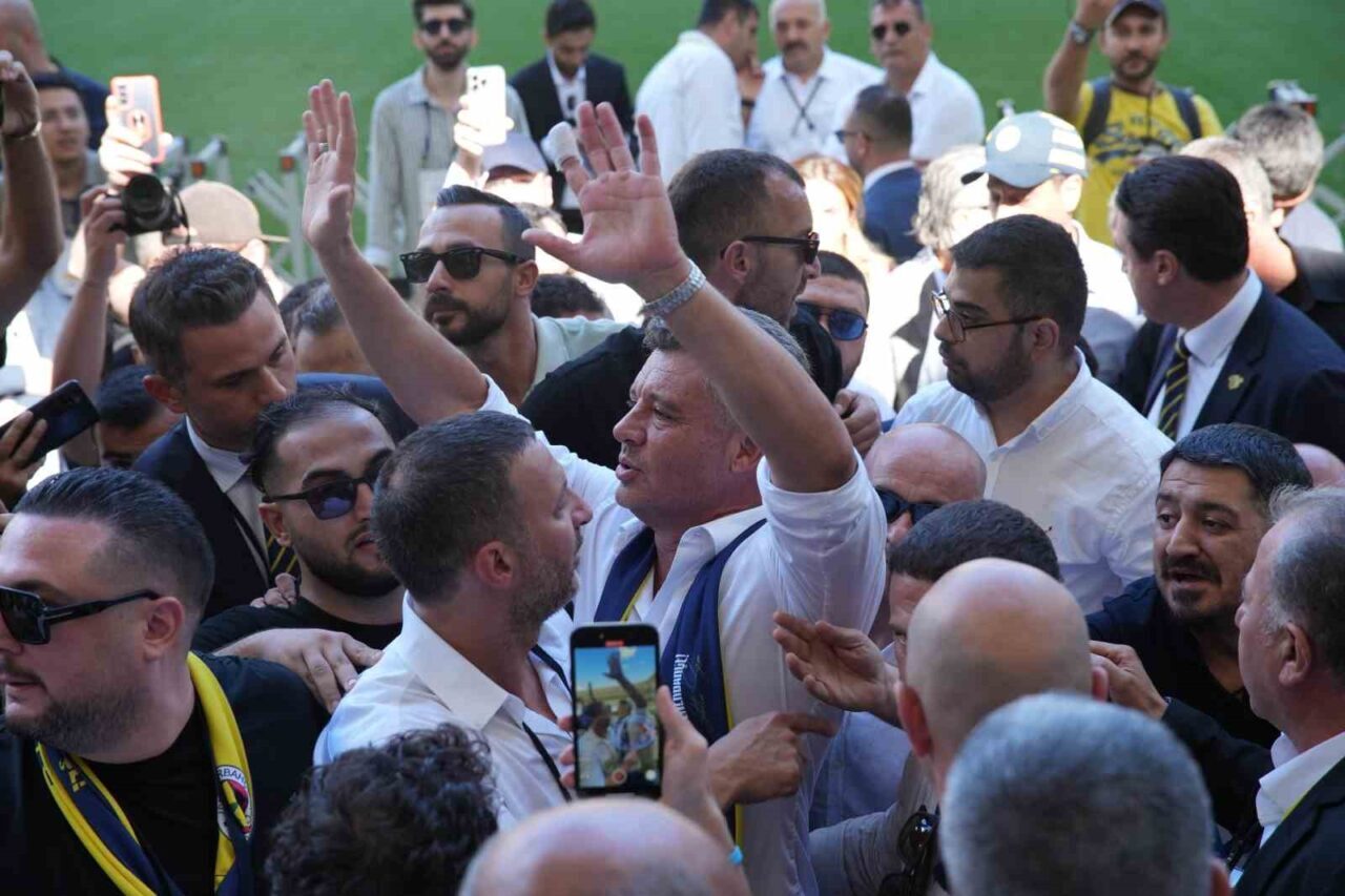 Fenerbahçe Olağanüstü Seçimli Genel Kurulu’nda başkanlığa seçilen Sadettin Saran, kongre