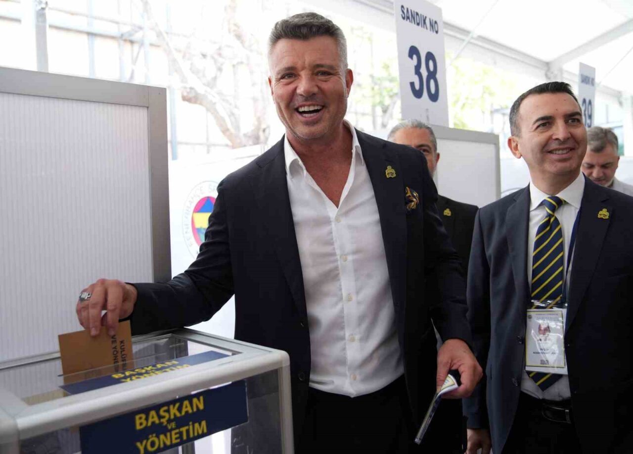 Fenerbahçe Başkan Adayı Sadettin Saran, olağanüstü seçimli genel kurul toplantısında