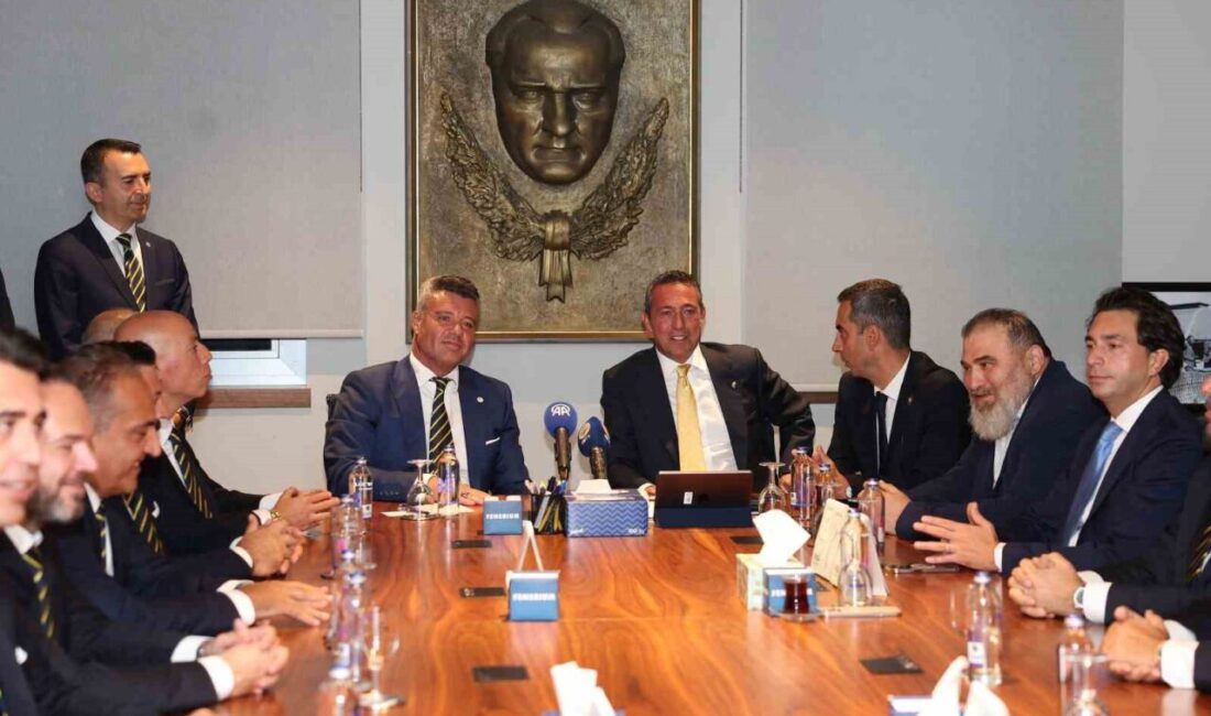 Fenerbahçe Başkanı seçilen Sadettin Saran ve yönetim kurulu üyeleri mazbatasını