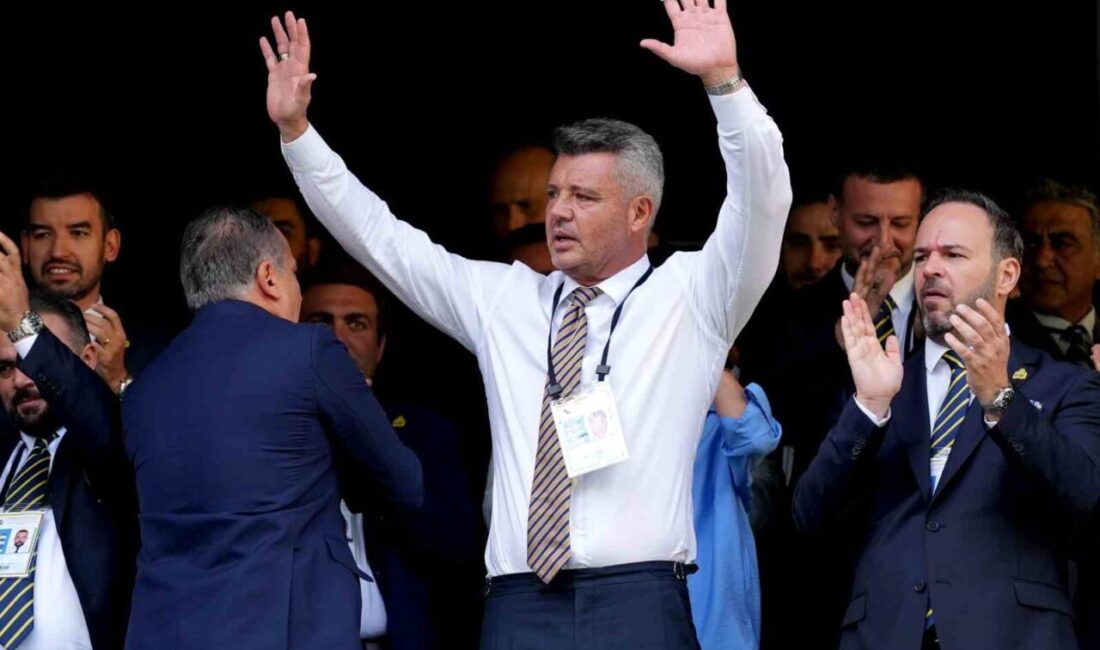 Fenerbahçe başkan adayı Sadettin Saran’a, olağanüstü genel kurul toplantısında üyeler