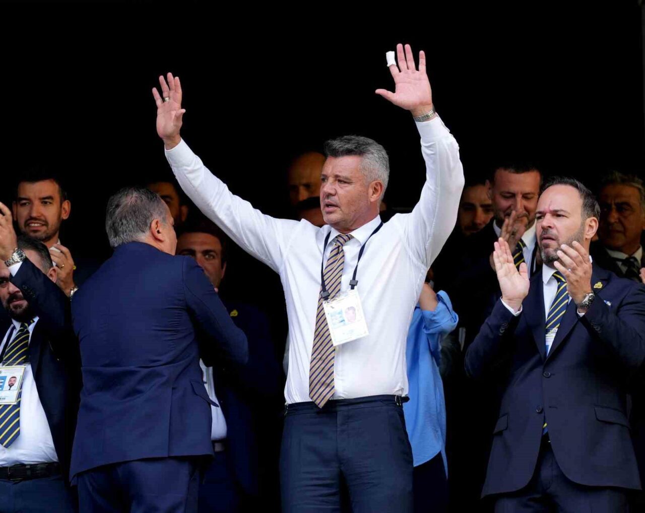 Fenerbahçe başkan adayı Sadettin Saran’a, olağanüstü genel kurul toplantısında üyeler