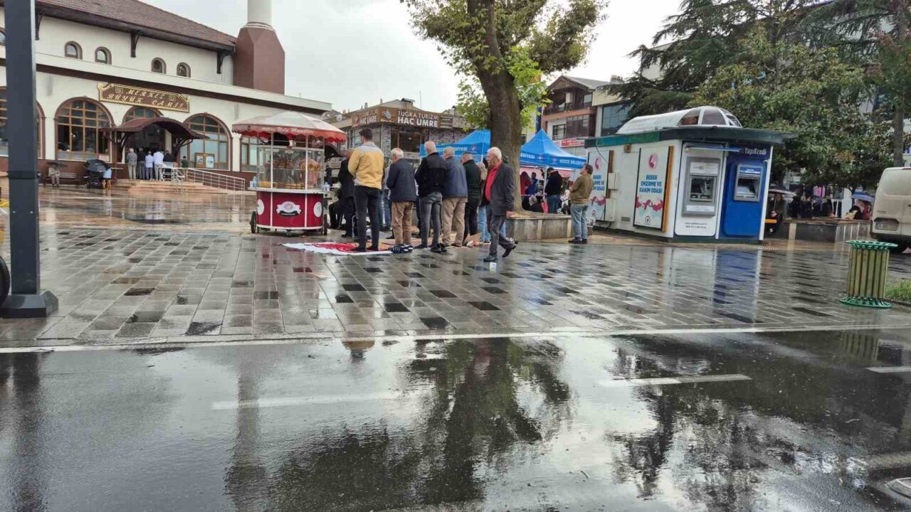 DÜZCE (İHA) – Düzce’de etkili olan sağanak sebebiyle camilerde yer