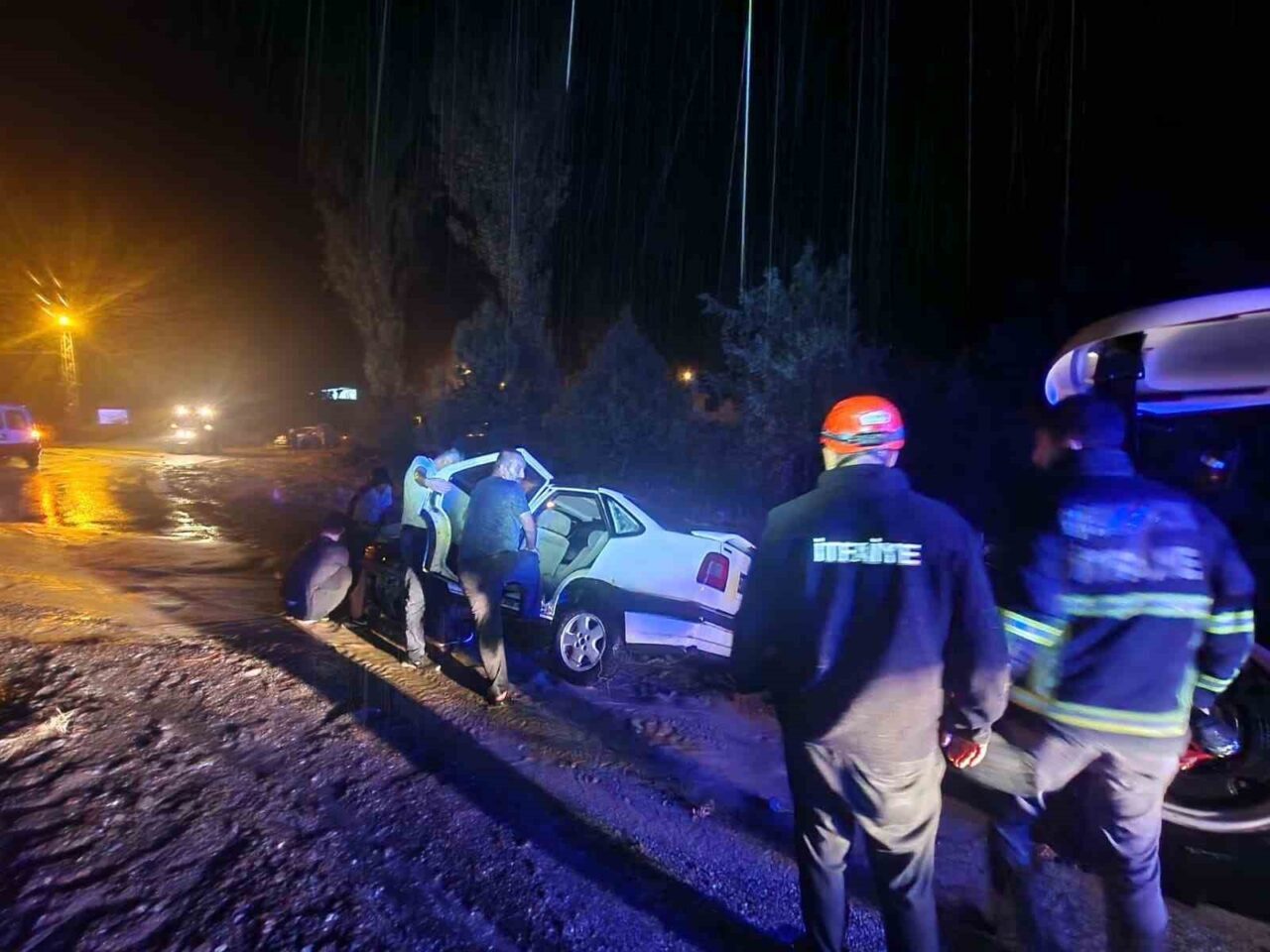 Çorum’un Osmancık ilçesinde etkili olan sağanak yağışın ardından çamura saplanan