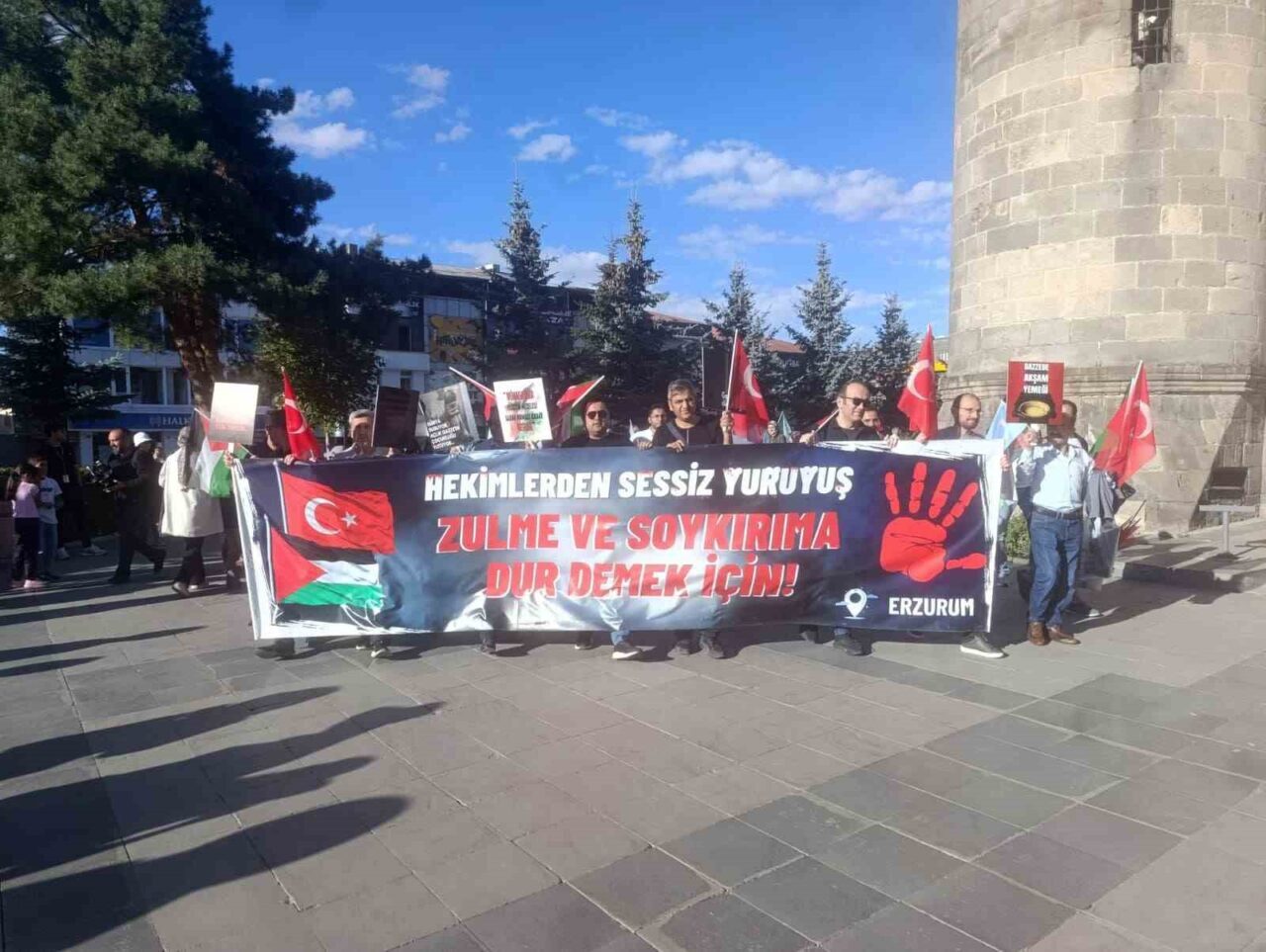 Erzurum’da hekimler ve sağlık çalışanları, İsrail’in Gazze’ye yönelik saldırılarını protesto