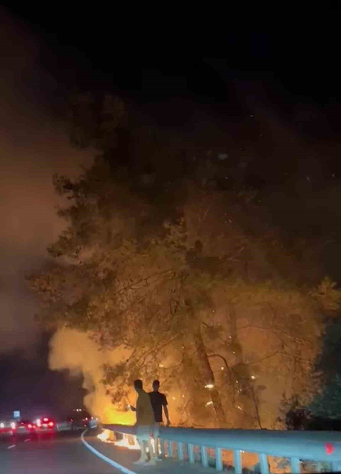 Muğla Ula ilçesi Sakar rampasında yol kenarında çıkan yangın ekiplerin