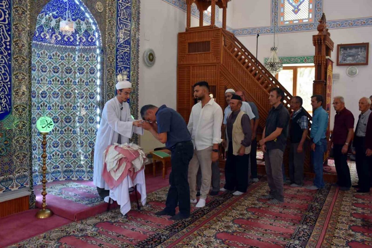 Sakarya’nın Hendek ilçesinde Peygamber Efendimiz Hazreti Muhammed’in Sakal-ı Şerif’i, cuma