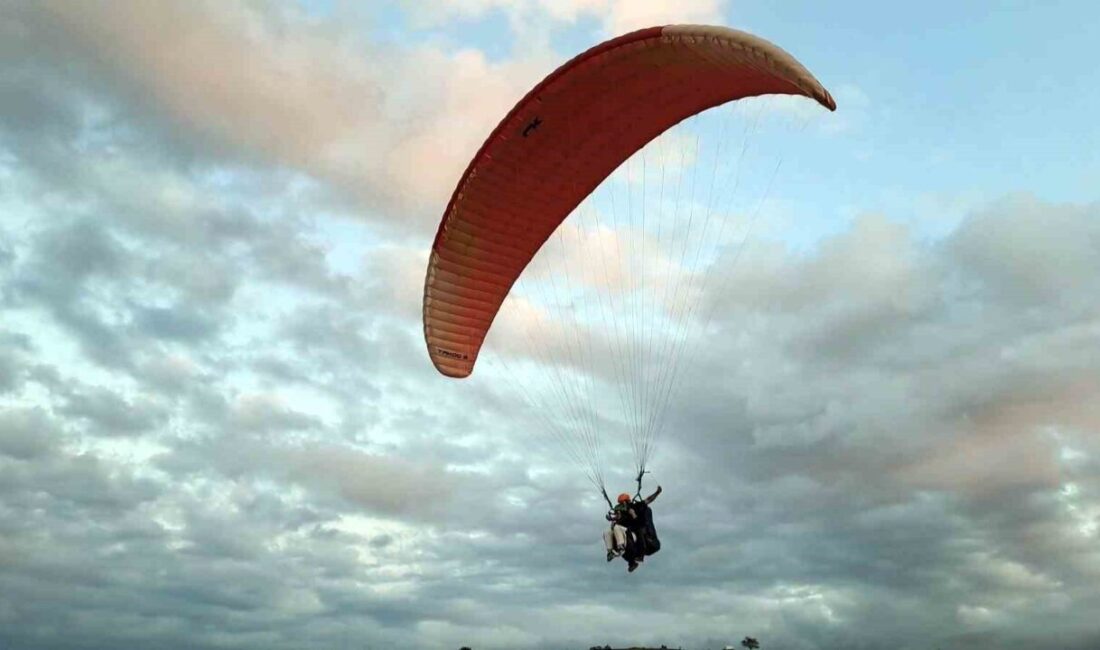 Sakarya’nın Serdivan ilçesinde yamaç paraşütü eğitimlerine katılan pilotu adayları, teorik