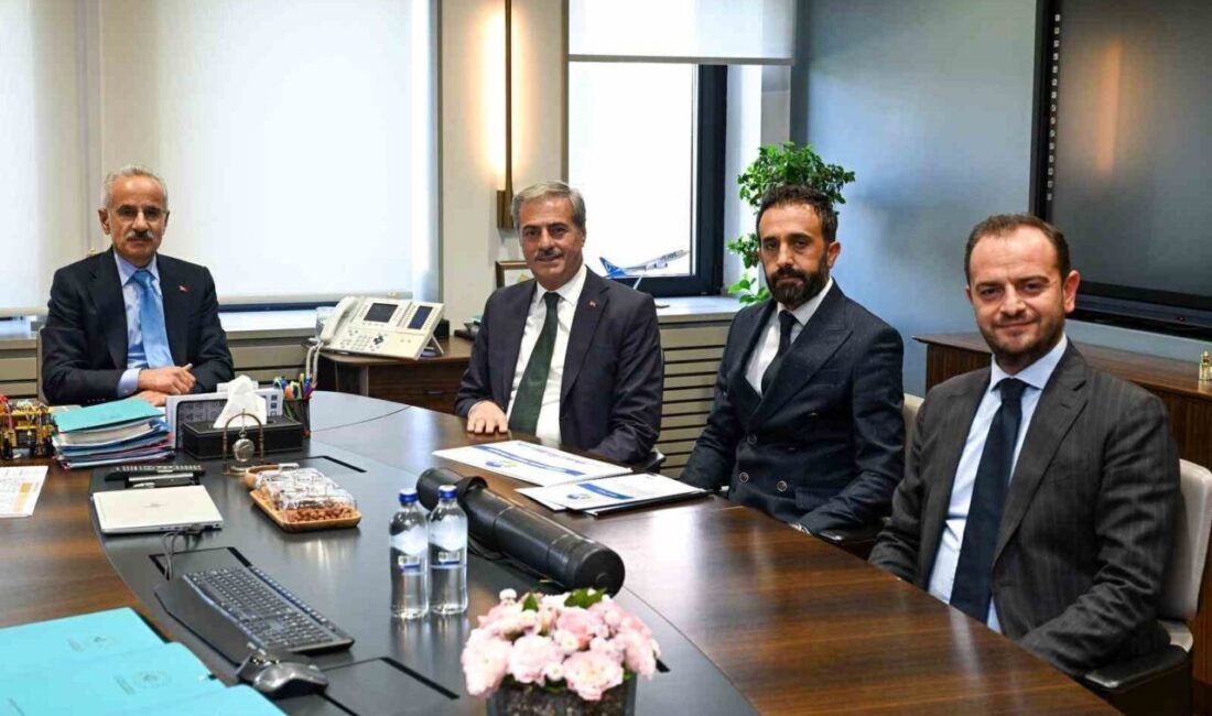 Ankara’da Ulaştırma ve Altyapı Bakanı Abdülkadir Uraloğlu’nu ziyaret eden Sakarya