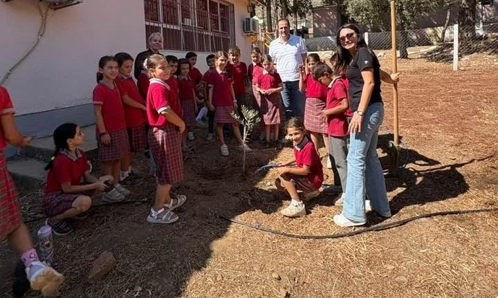 Aydın’ın Sultanhisar ilçesi Salavatlı İlkokulu’nda öğretmen ve öğrenciler, ’Yeşil Vatan-Benim