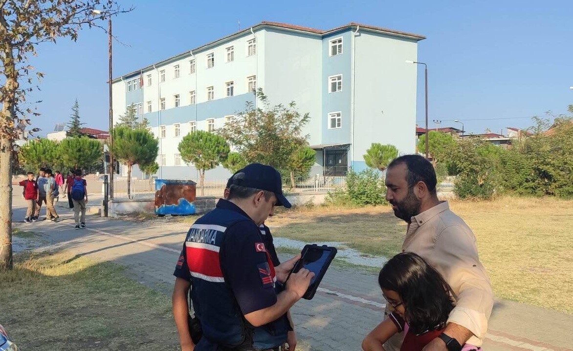 Manisa’nın Salihli ilçesinde jandarma ekipleri tarafından 17 mahallede “Huzurlu Okul