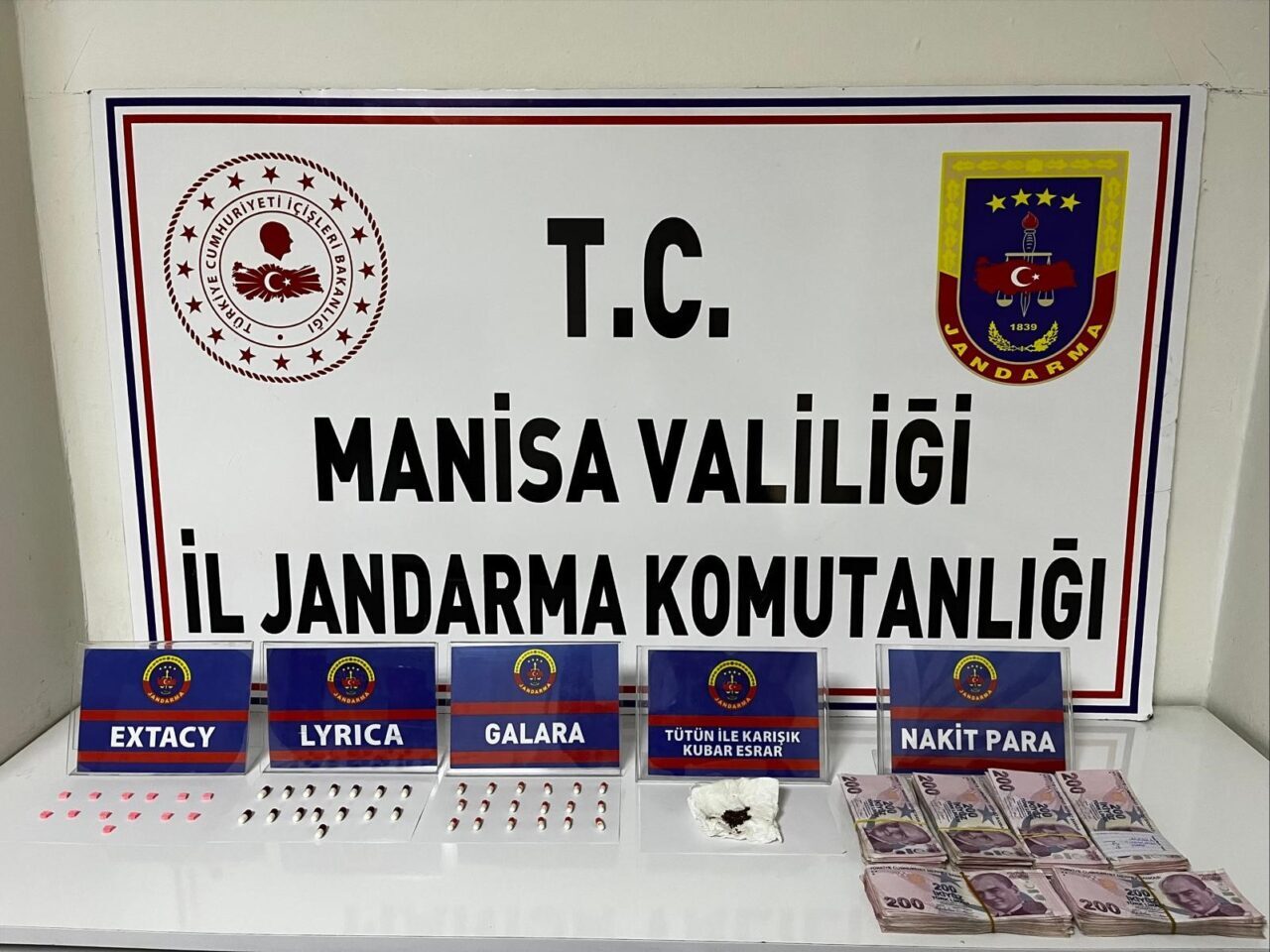 Manisa’nın Salihli ilçesinde jandarma ekipleri tarafından şüphe üzerine arama yapılan