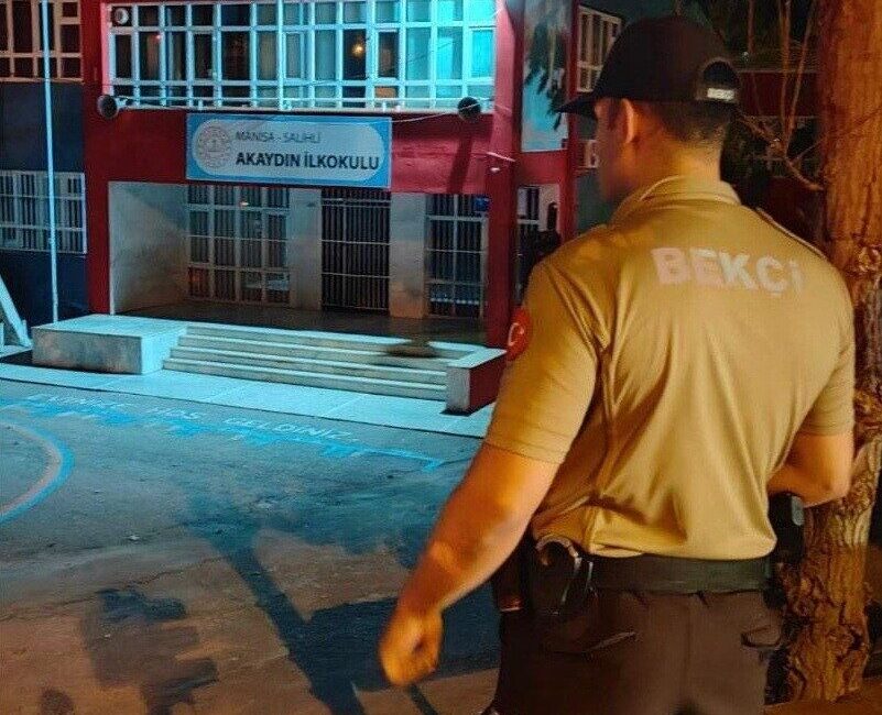 Manisa’nın Salihli ilçesinde çarşı ve mahalle bekçileri, okul çevrelerinde gece