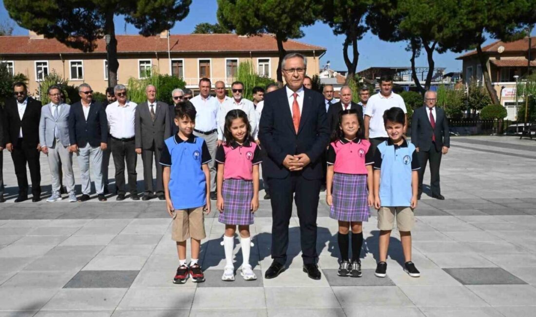 Manisa’nın Salihli ilçesinde İlköğretim Haftası, İsmail Bali İlkokulunda düzenlenen törenle