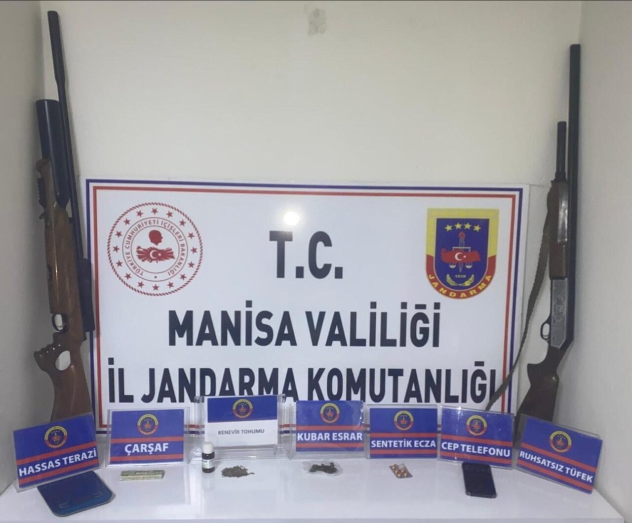 Manisa’nın Salihli ilçesinde jandarma ekipleri tarafından bir ikamete düzenlenen operasyonda