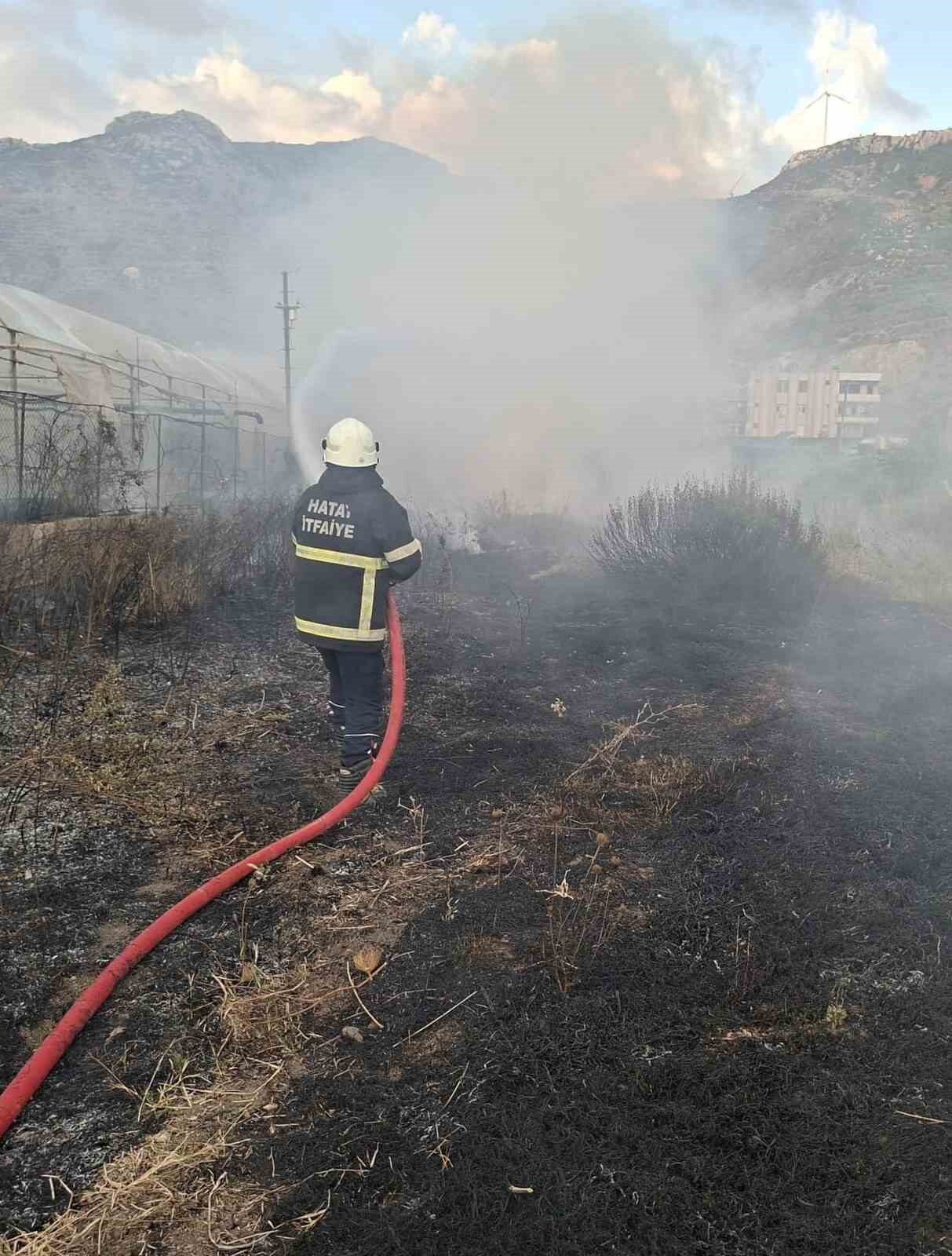 Hatay’ın Samandağ ilçesinde bahçede çıkan yangın, seralara sıçramadan söndürüldü. Yangın,
