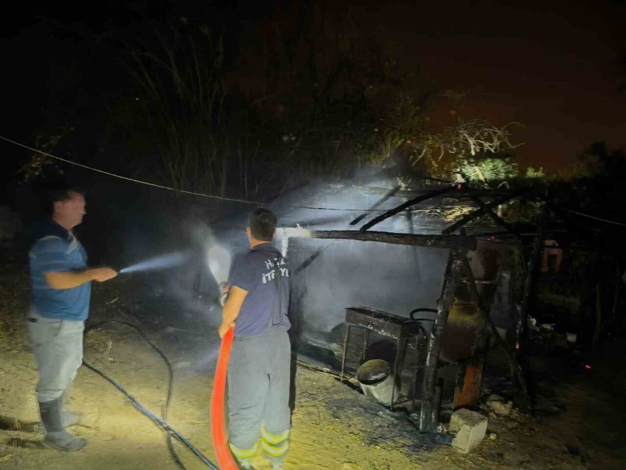 Hatay’ın Samandağ ilçesinde depo olarak kullanılan çadır, alevlere teslim olarak