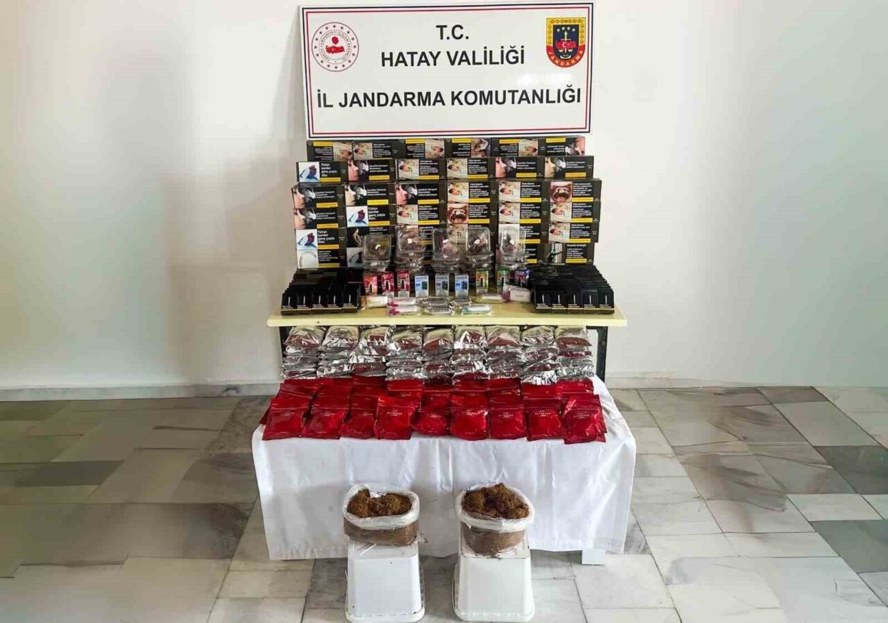 Hatay’da jandarma ekiplerince yapılan kontrollerde makaron ve kaçak tütün ele