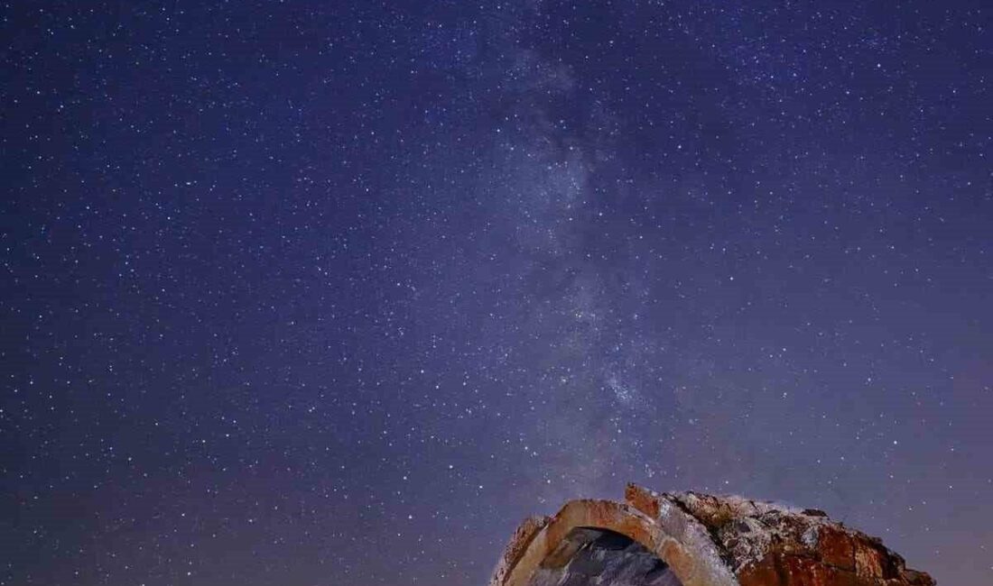 Bitlis’in Tatvan ilçesinde doğa fotoğrafçıları tarafından yapılan Samanyolu yıldız pozlaması,