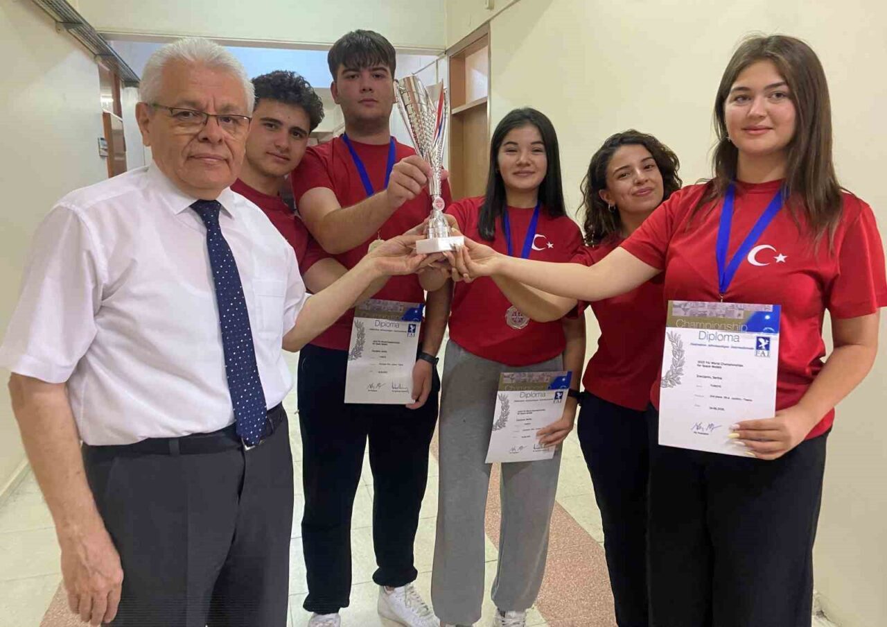 MANİSA (İHA) – Sırbistan’da düzenlenen Dünya Hava Sporları Şampiyonası’nda takım