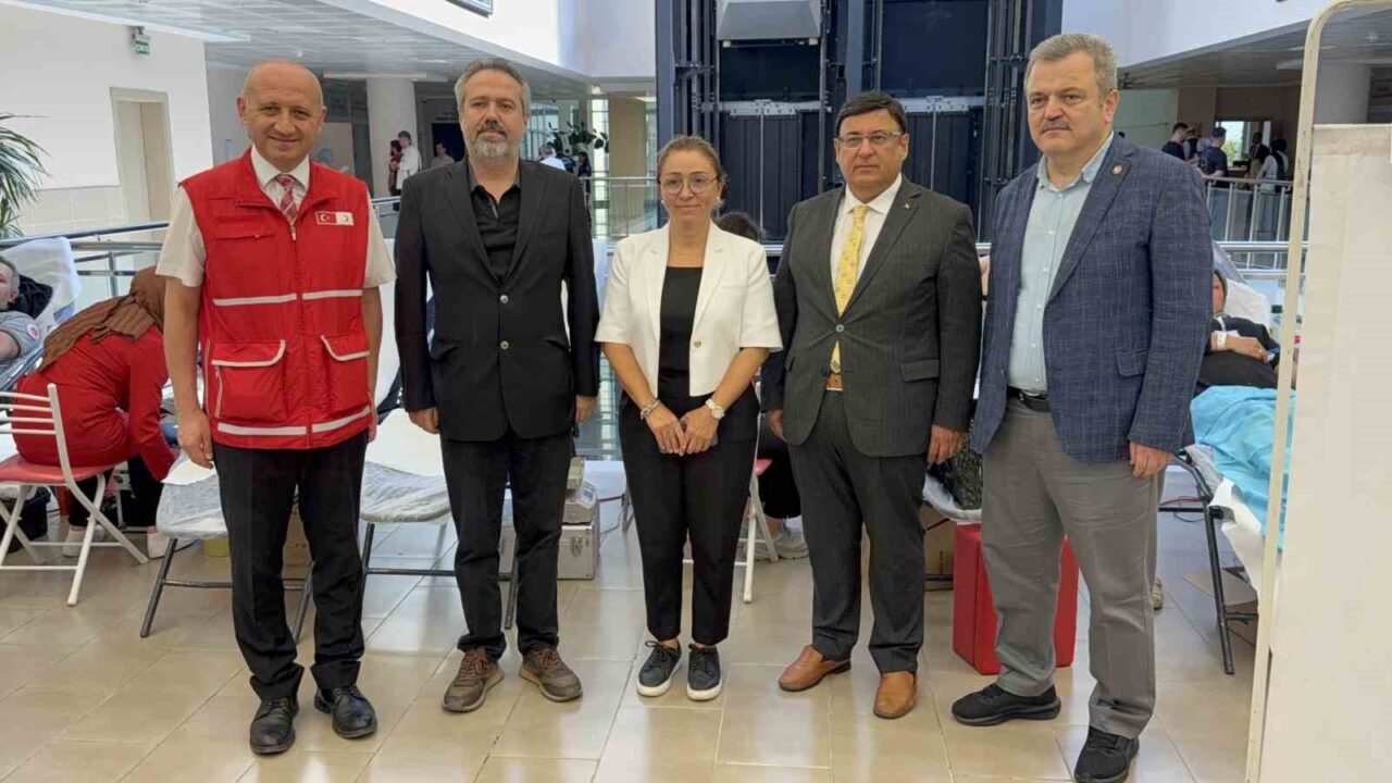 Samsun Adliyesi’nde “Birbirimize Candan Bağlıyız” sloganıyla Türk Kızılay’a kan bağışı