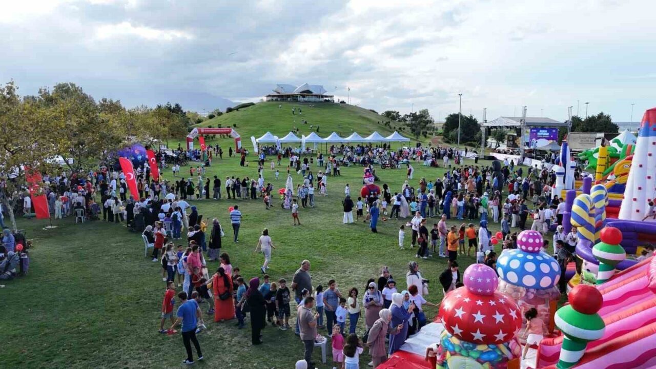 Samsun Büyükşehir Belediyesi tarafından düzenlenen “Okula Merhaba Çocuk Şenliği” yoğun