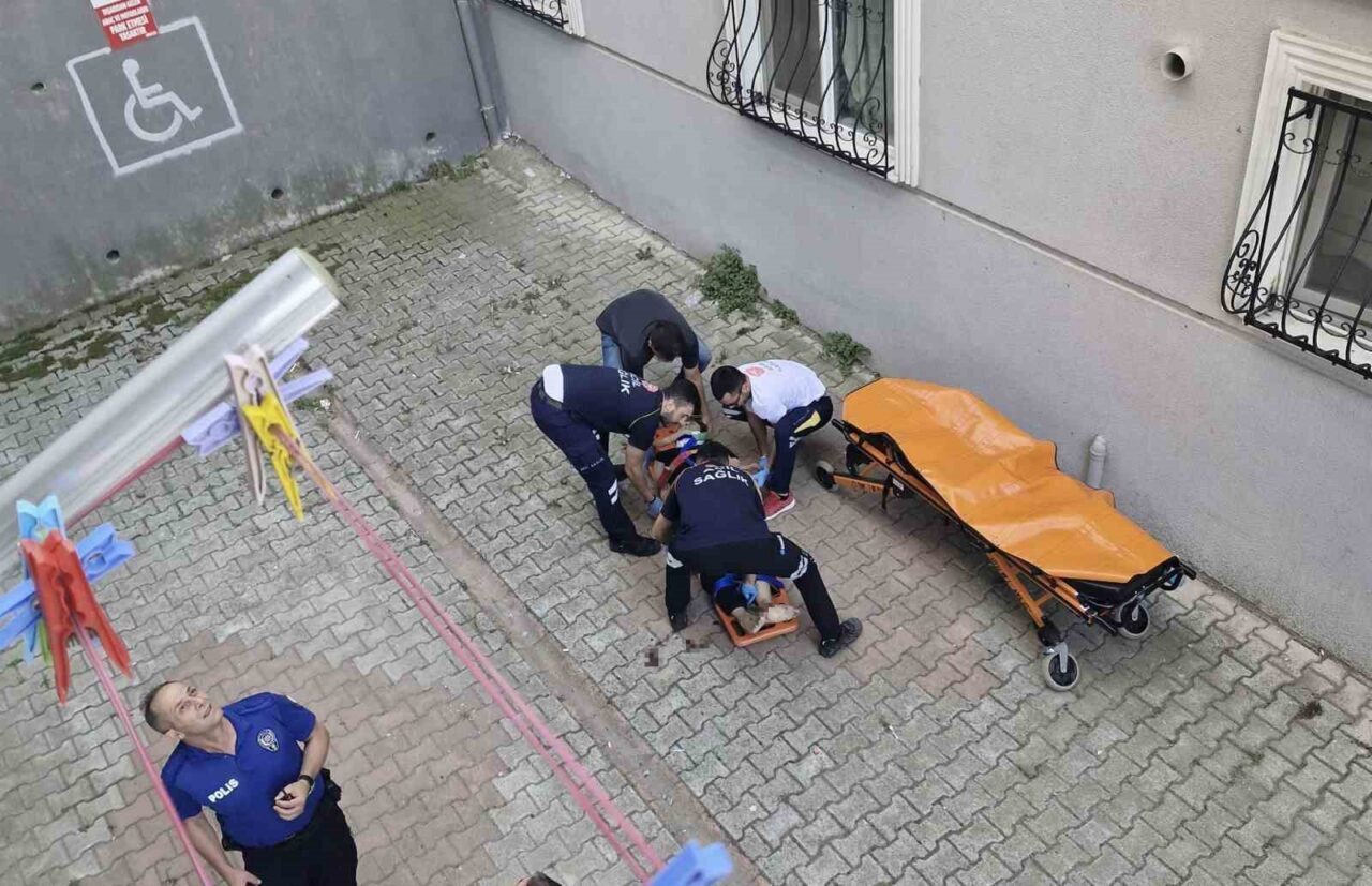 Samsun’da dördüncü katın balkonundan atlayarak intihara kalkışan kuaför kadın, kaldırıldığı