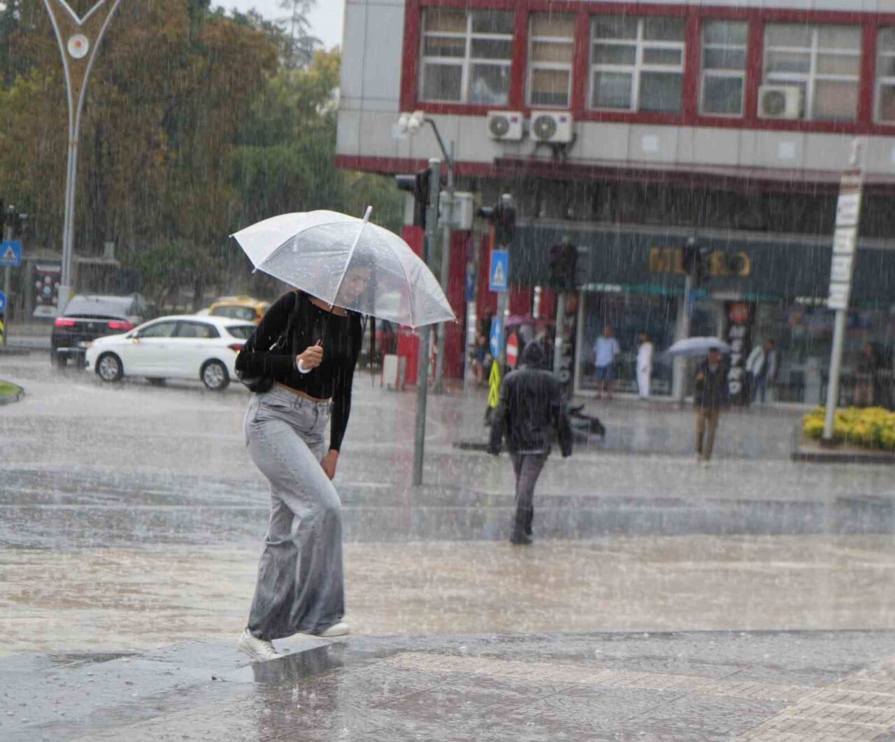 Samsun’da etkili olan ani sağanak, bazı vatandaşları hazırlıksız yakaladı. Sağa