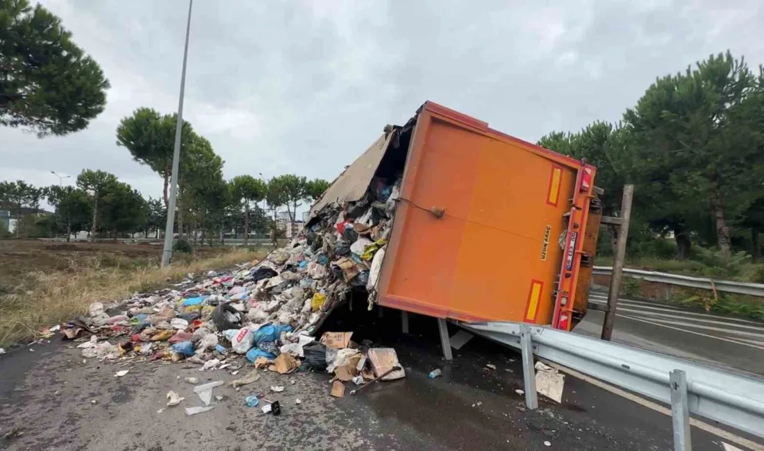 Samsun’da çöp yüklü bir tır, virajı alamayarak bariyerlere çarpıp devrildi.