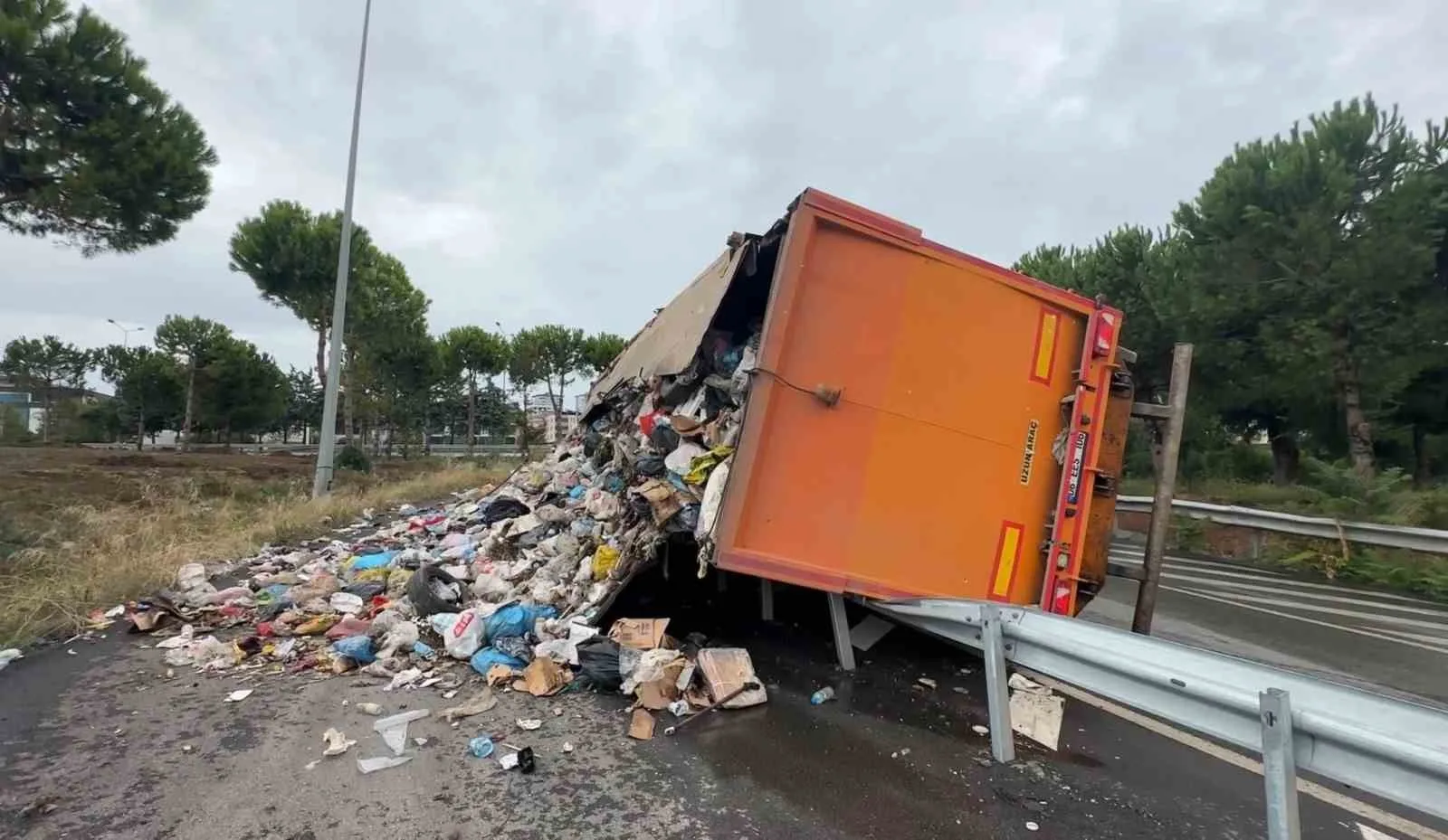 Samsun’da çöp yüklü bir tır, virajı alamayarak bariyerlere çarpıp devrildi.