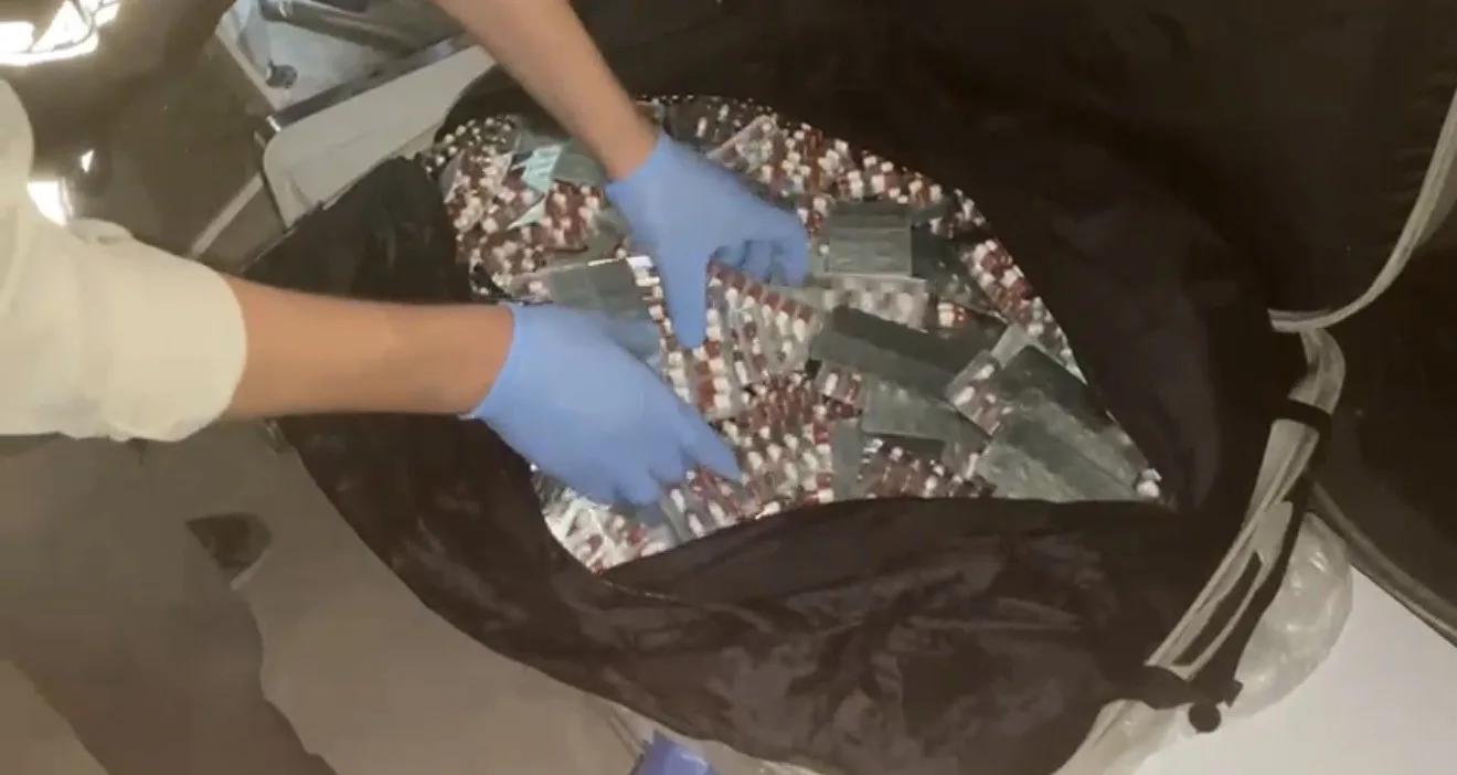 Samsun’da polis tarafından düzenlenen uyuşturucu operasyonunda bir depodaki valizde 20