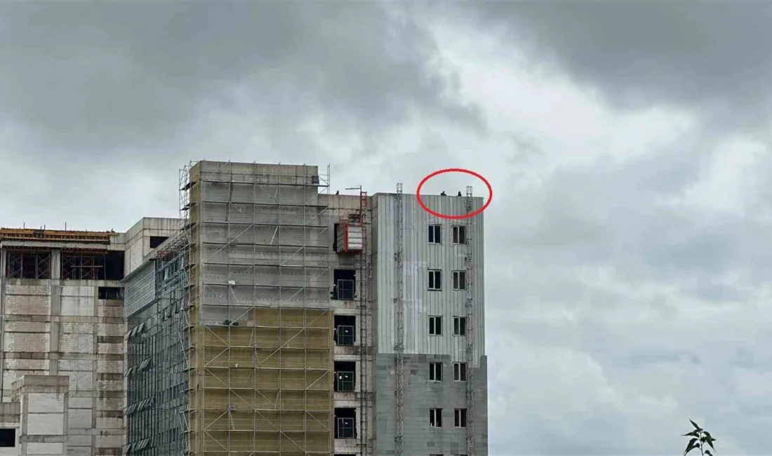 Samsun’un Tekkeköy ilçesinde yapımı devam eden devlet hastanesi inşaatında çalışan