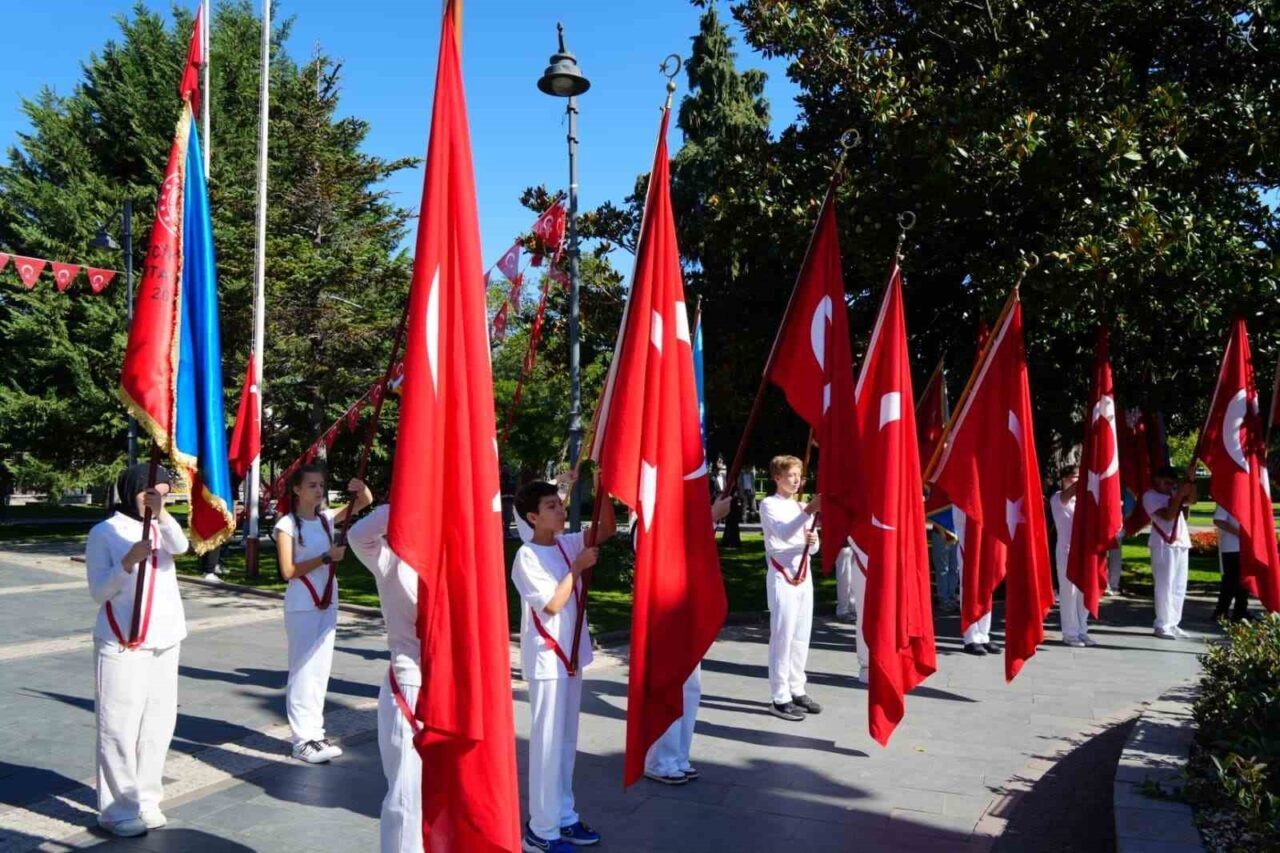 Samsun’da 2025-2026 eğitim-öğretim yılının başlamasıyla birlikte İlköğretim Haftası, Atatürk Anıtı’nda