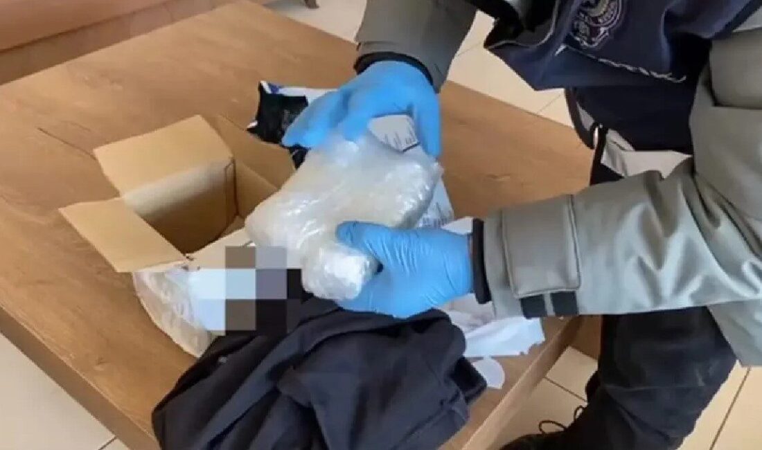 Samsun’da narkotik polisi tarafından kargo paketinde ele geçirilen 488 gram