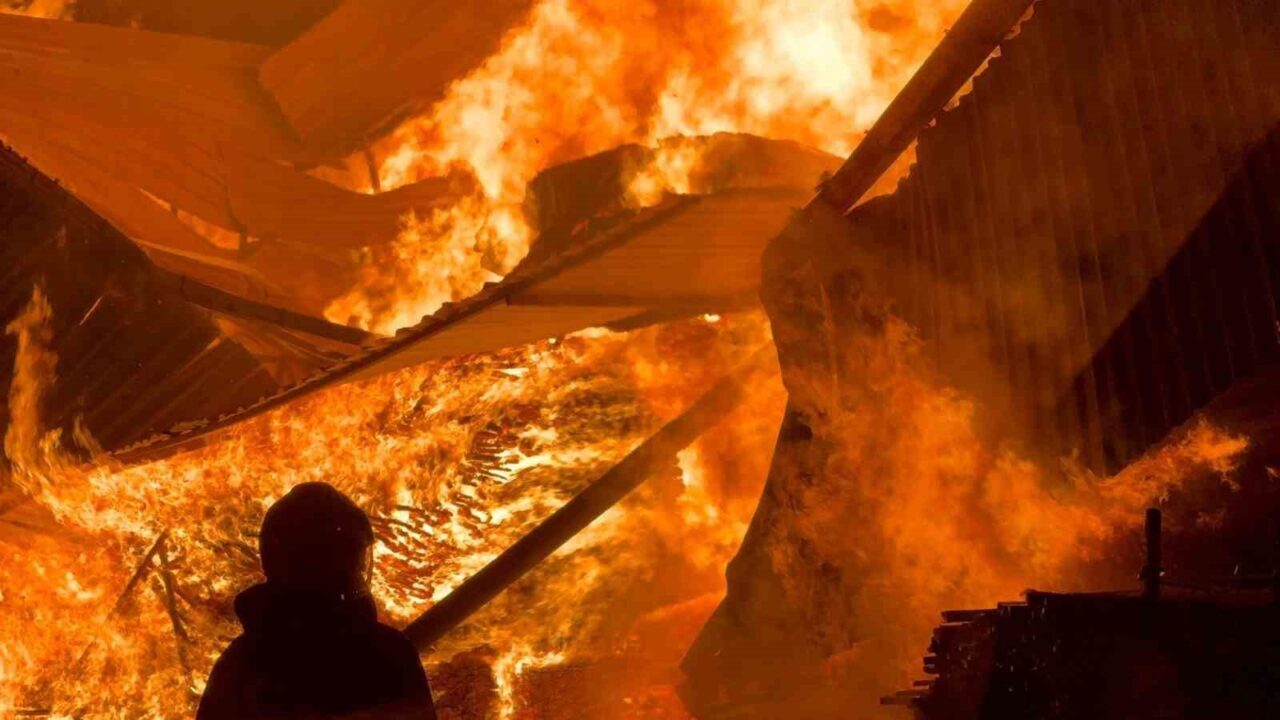Samsun’un Tekkeköy ilçesinde bulunan bir kereste fabrikasında çıkan yangın kısa