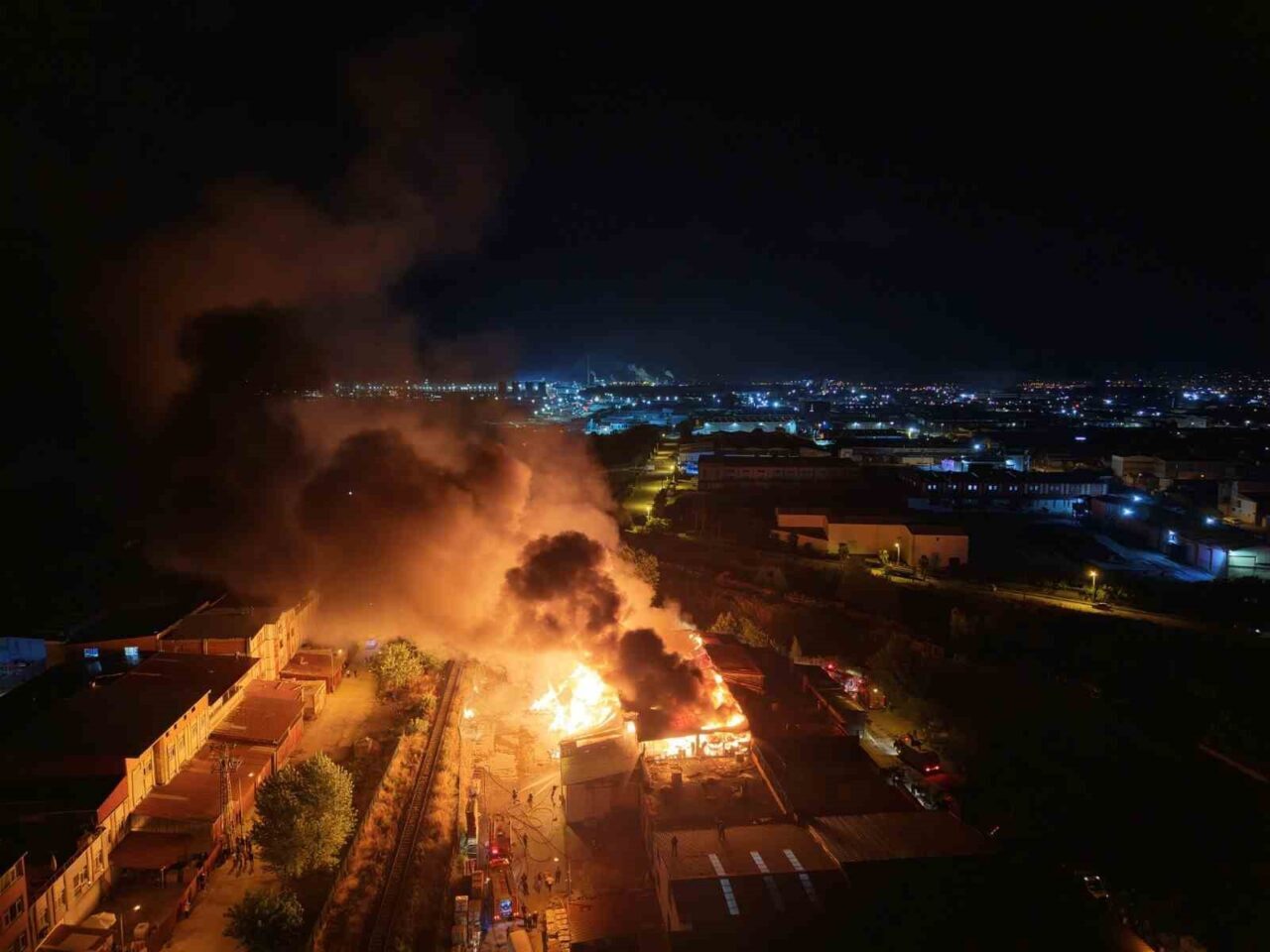 Samsun’un Tekkeköy ilçesinde çıkan kereste fabrikası yangını dronla görüntülendi. Tekkeköy
