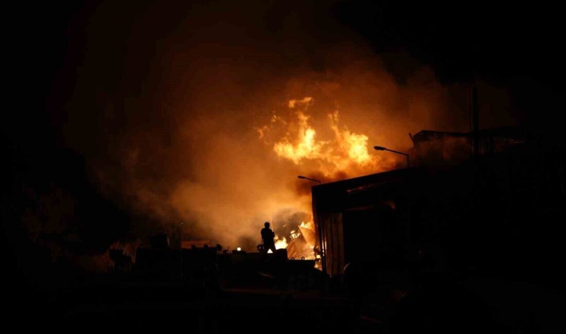Samsun’un Tekkeköy ilçesinde çıkan kereste fabrikası yangın kontrol altına alındı.