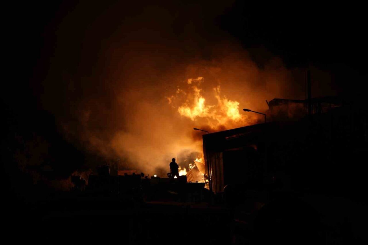 Samsun’un Tekkeköy ilçesinde çıkan kereste fabrikası yangın kontrol altına alındı.
