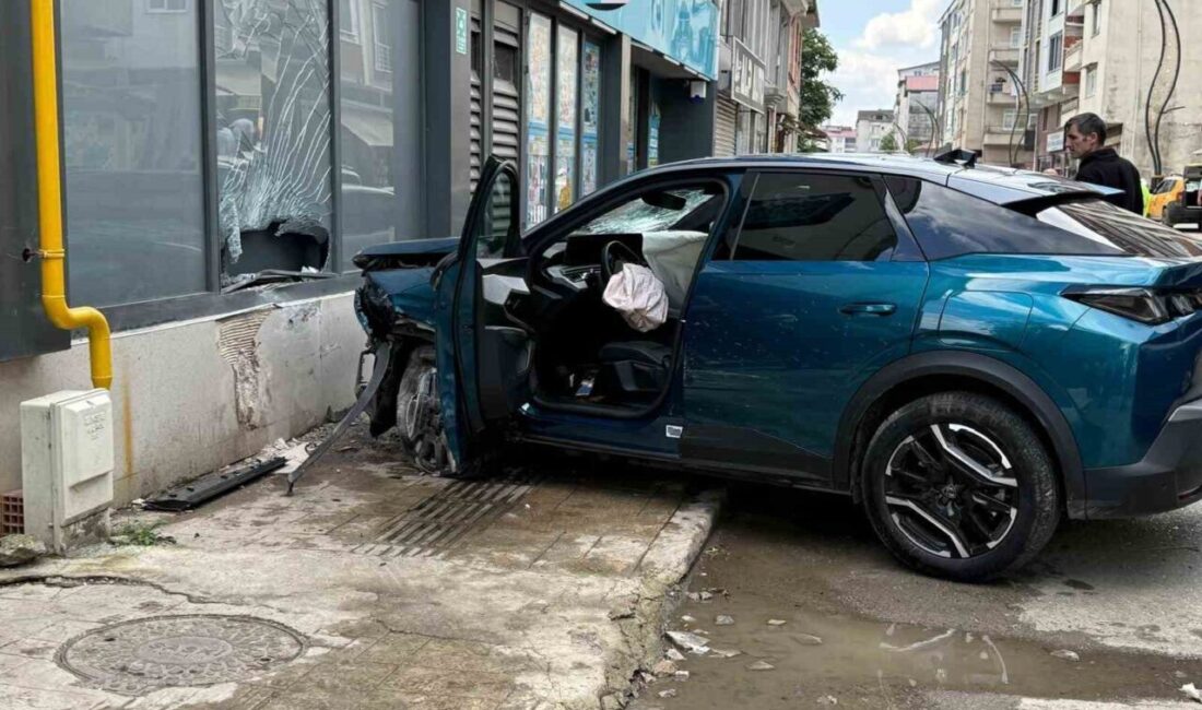 Samsun’un Terme ilçesinde kontrolden çıkan otomobil, park halindeki 2 araca