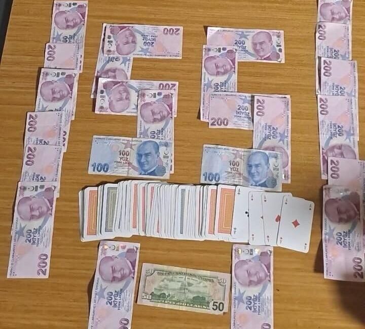 Samsun’da polis ekipleri, bir lokalde kumar oynayan 5 kişiyi suçüstü