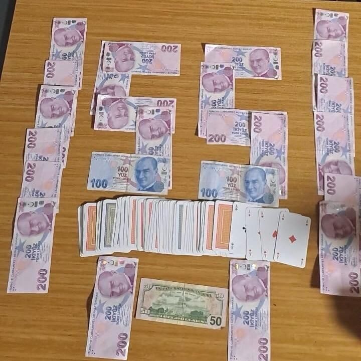 Samsun’da polis ekipleri, bir lokalde kumar oynayan 5 kişiyi suçüstü