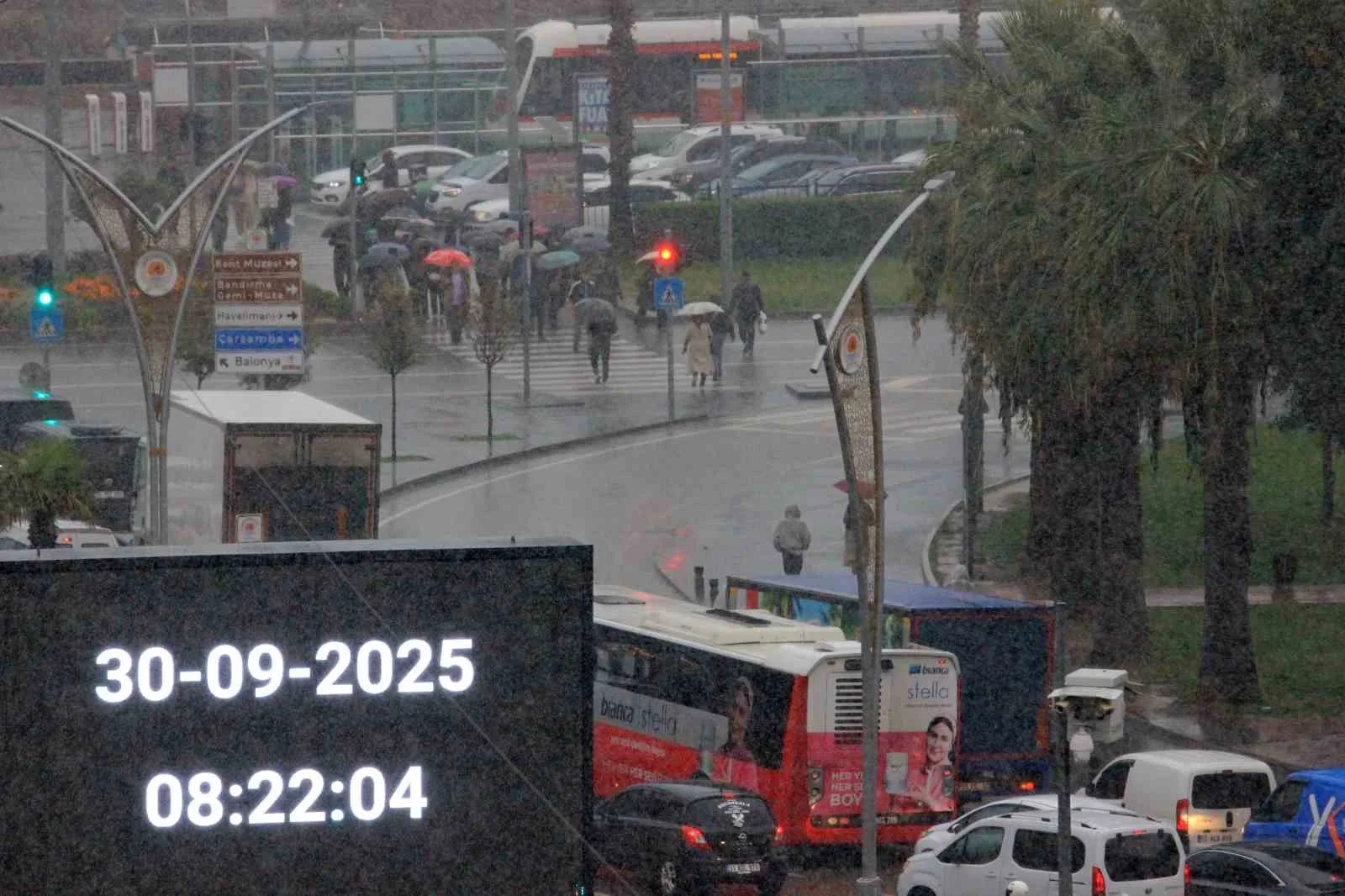 Samsun’da dün akşamdan bu yana etkili olan kuvvetli sağanak, şehirde