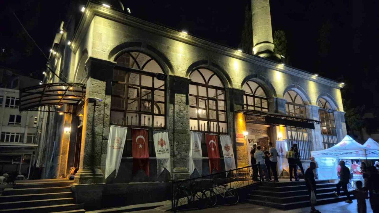 Samsun’da Mevlid Kandili nedeniyle camilerde program düzenlendi. Peygamberimiz Hazreti Muhammed’in