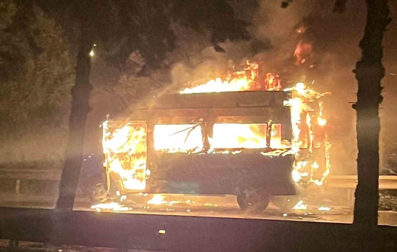 Samsun’da seyir halindeki minibüste çıkan yangında araç alev alev yandı.