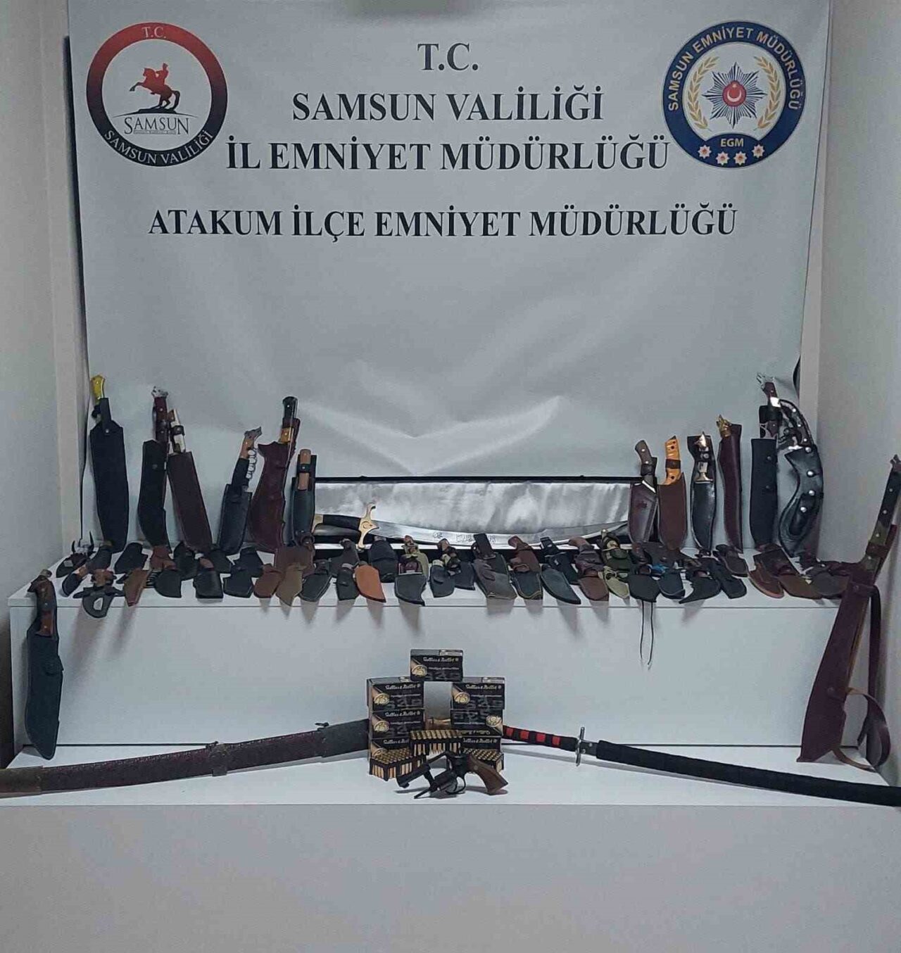 Samsun’da polis ekipleri, bir işyerine düzenledikleri operasyonda ruhsatsız silahlar ve