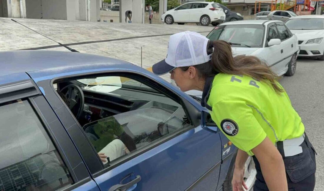 Samsun’da polis, okulların açıldığı ilk gün öğrencilerin güvenliği için okul