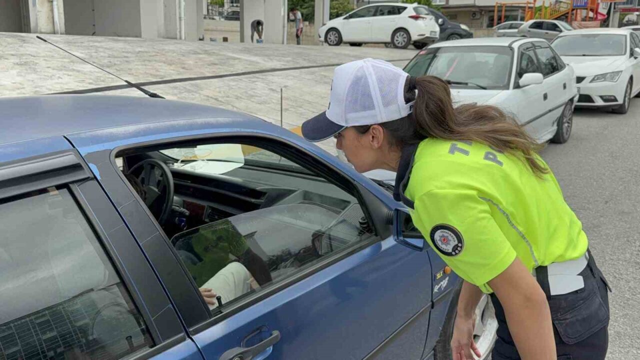 Samsun’da polis, okulların açıldığı ilk gün öğrencilerin güvenliği için okul