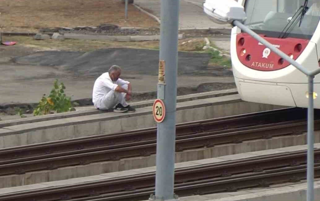 Samsun’da tramvay hattının geçtiği üst geçide çıkan şahıs, rayların üzerinde