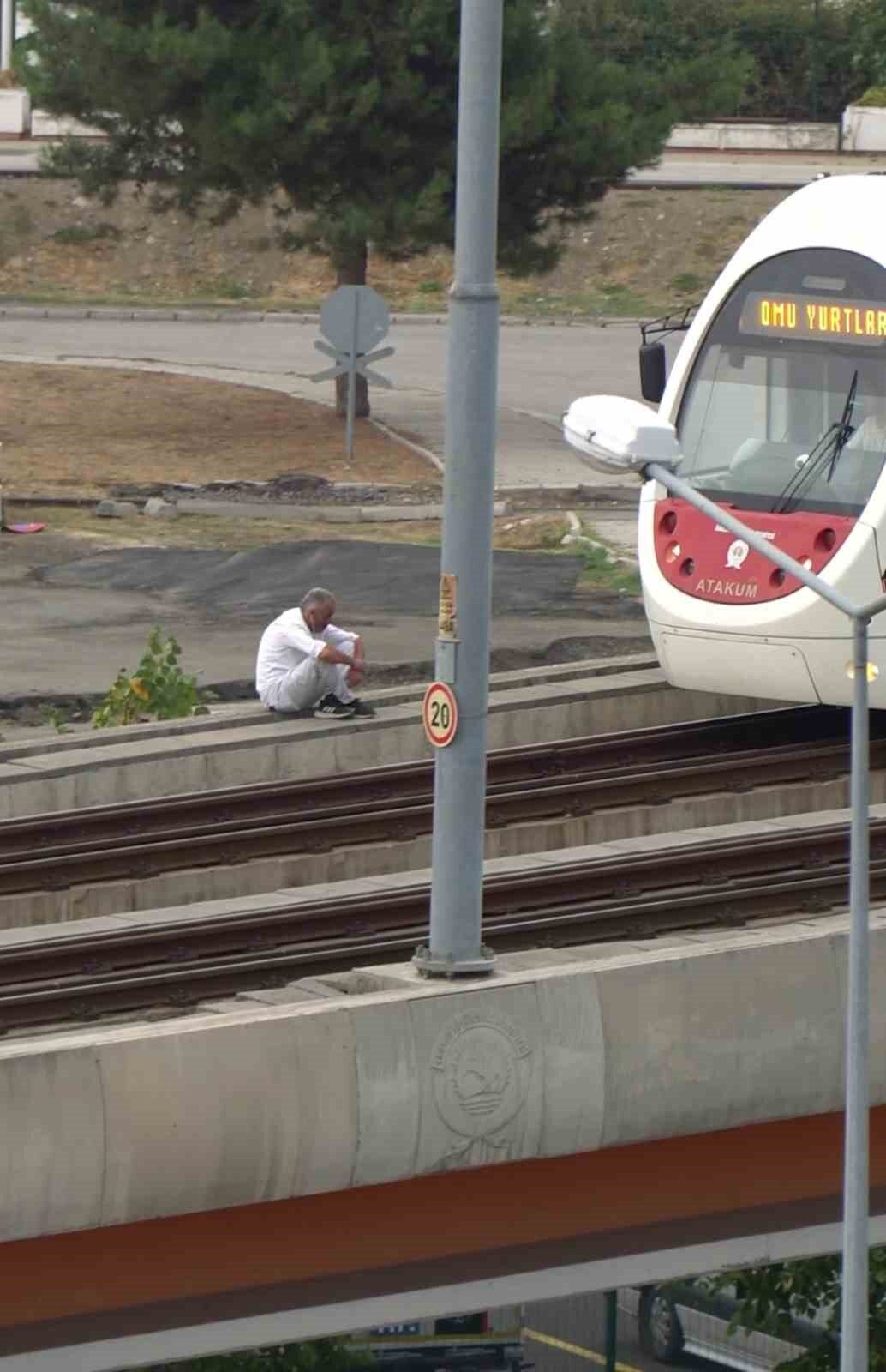Samsun’da tramvay hattının geçtiği üst geçide çıkan şahıs, rayların üzerinde